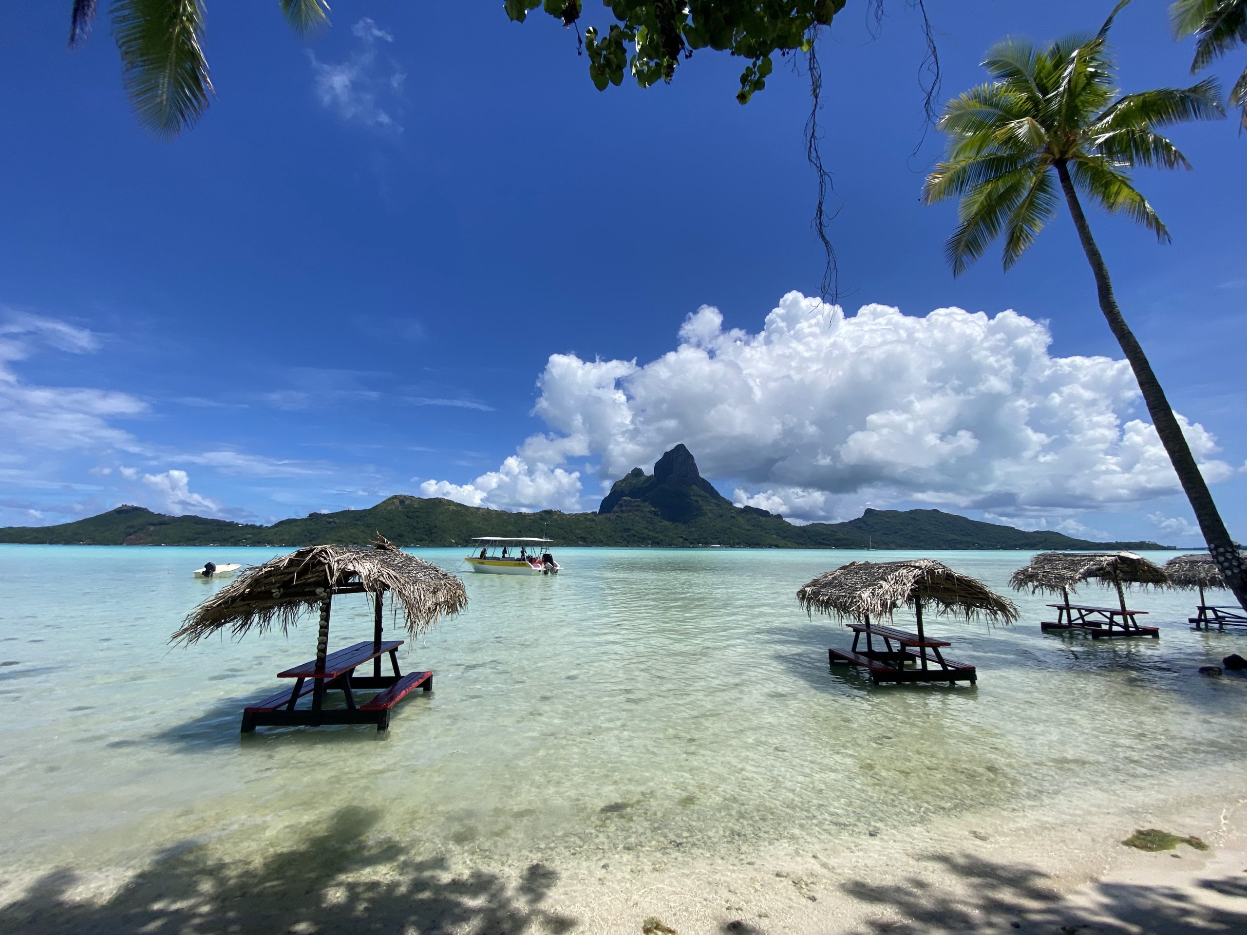 Bateau O-sea près d'un motu pour excursion journée complète