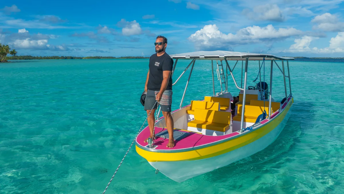 Capitaine Hiro Mulatier sur le bateau au coeur du lagon turquoise de Bora Bora