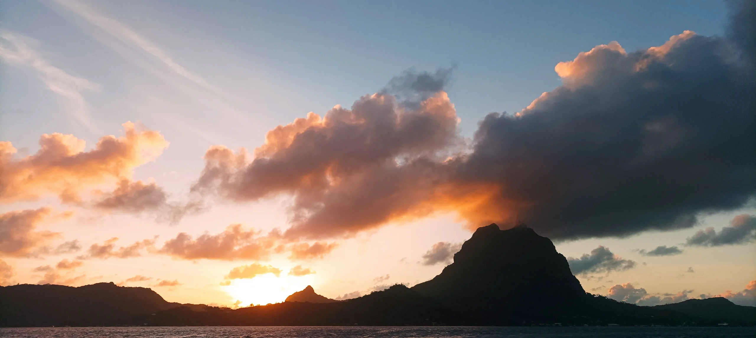 Coucher de soleil sur le lagon de Bora Bora depuis le bateau O-sea
