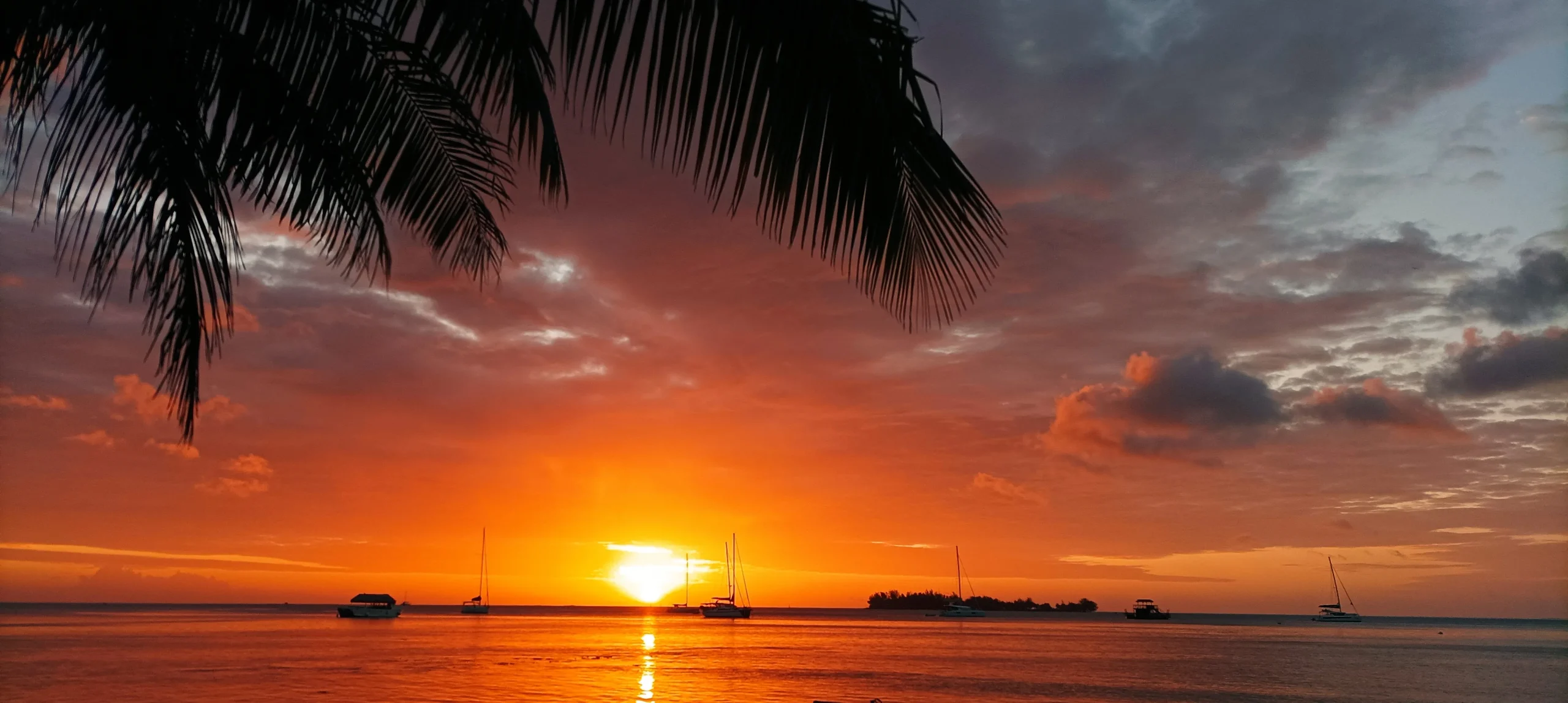 Coucher de soleil romantique sur le lagon de Bora Bora